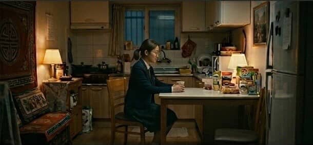 인터뷰이의 일상 공간을 담아 삶의 고단함과 분위기를 표현한 장면.